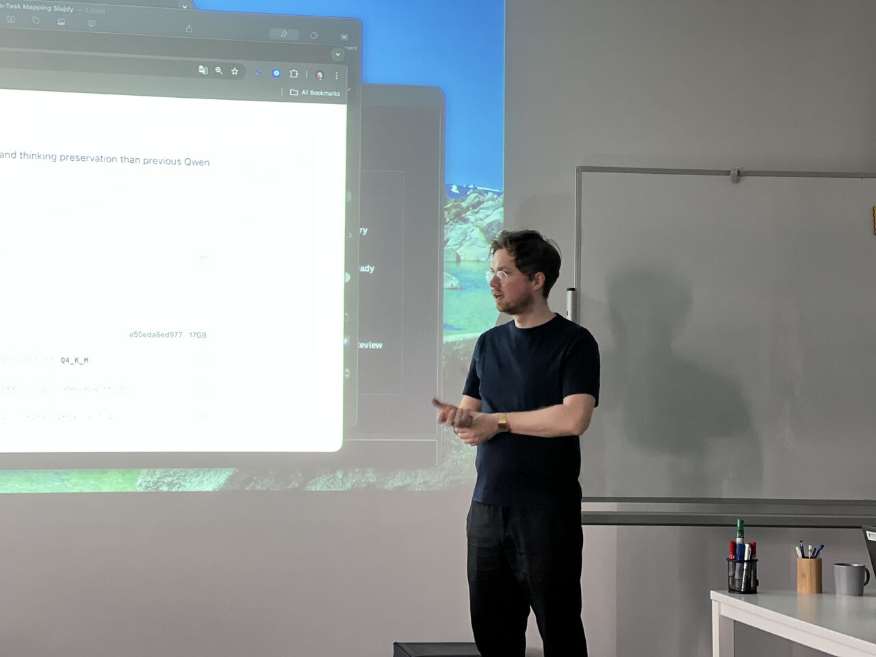 Damian Rogulski podczas prelekcji o systemach AI